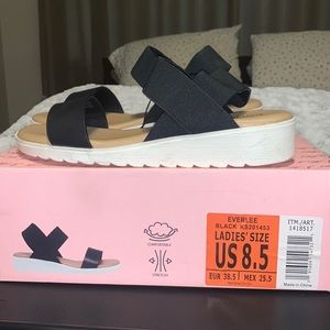 NWT never worn Kensie sandals
